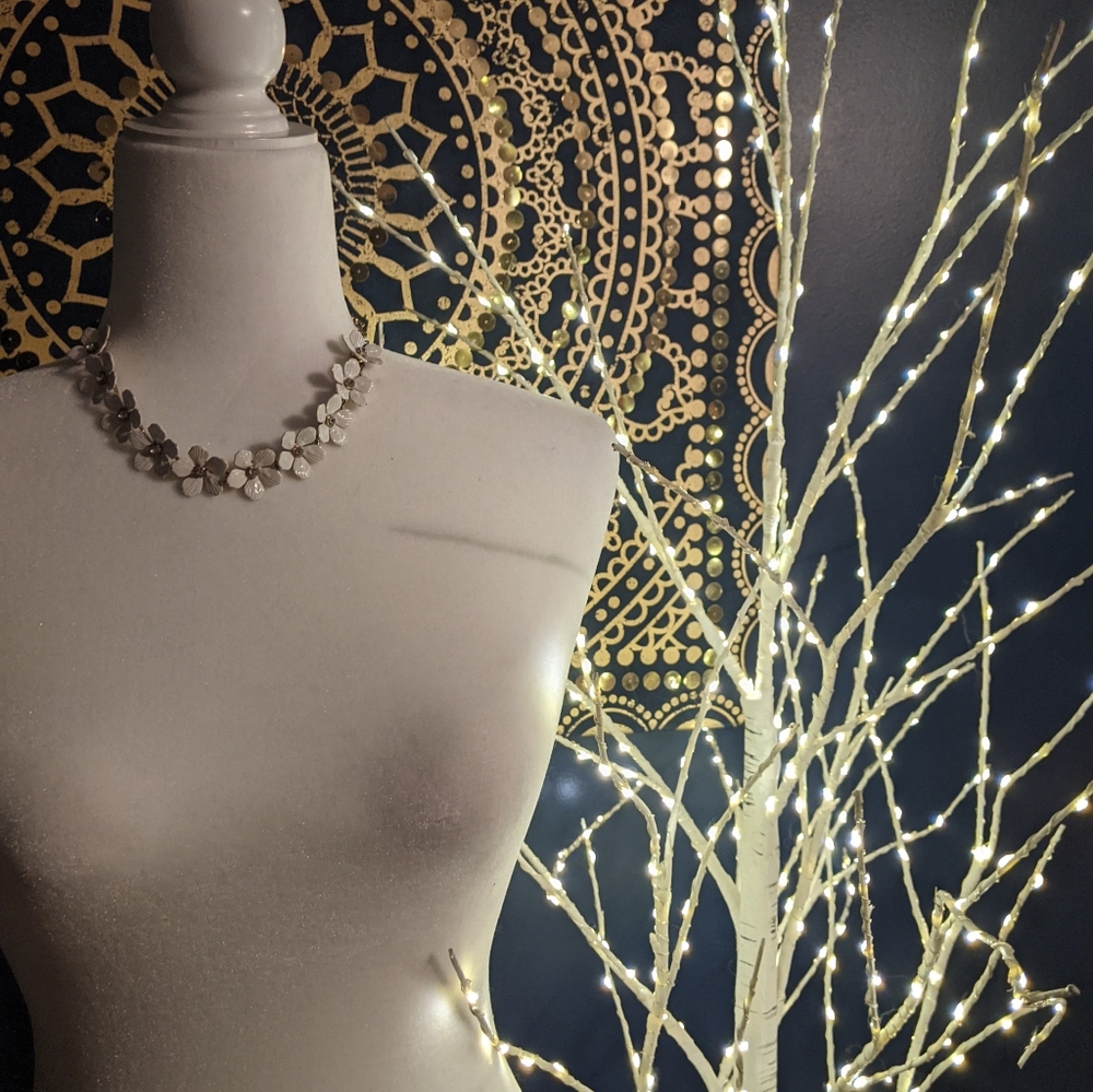 Vintage white flower necklace